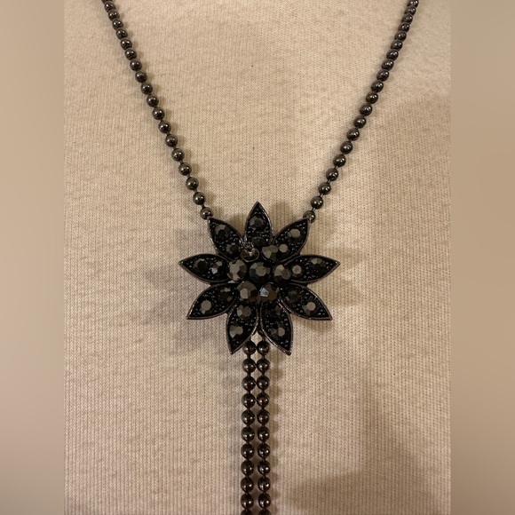 Black Crystal Adjustable Flower Necklace - Picture 2 of 3